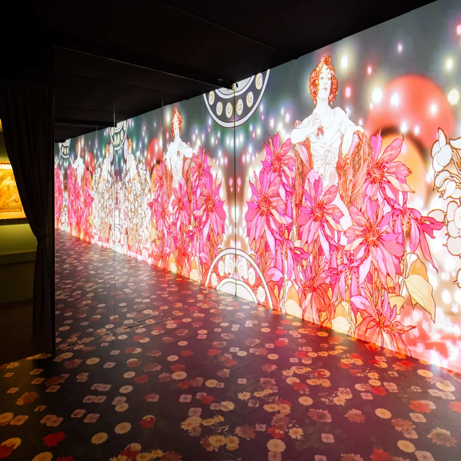 Immersive projection room